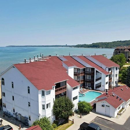 Beachside 216 With Pool Hot Tub And Private Deck Overlooking East Bay Traverse City Exterior photo