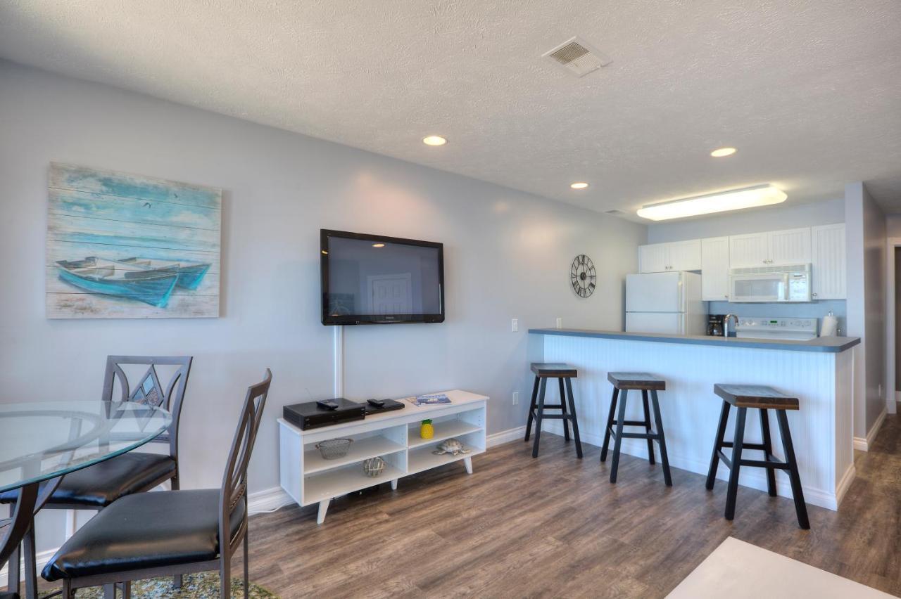 Beachside 216 With Pool Hot Tub And Private Deck Overlooking East Bay Traverse City Exterior photo