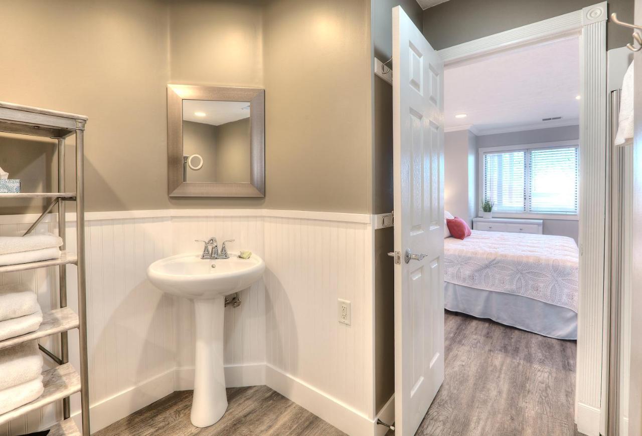 Beachside 216 With Pool Hot Tub And Private Deck Overlooking East Bay Traverse City Exterior photo