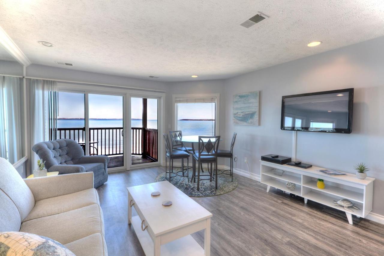 Beachside 216 With Pool Hot Tub And Private Deck Overlooking East Bay Traverse City Exterior photo