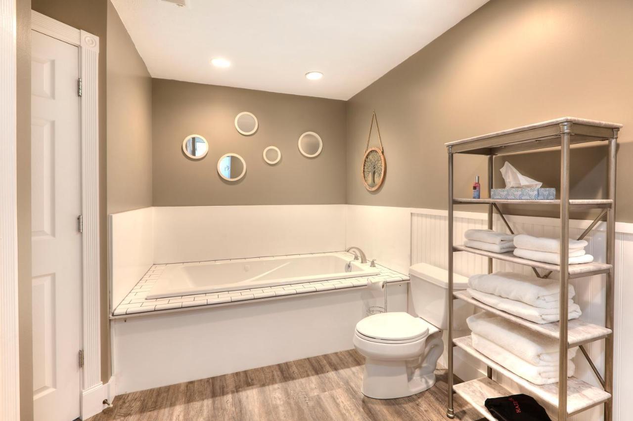 Beachside 216 With Pool Hot Tub And Private Deck Overlooking East Bay Traverse City Exterior photo