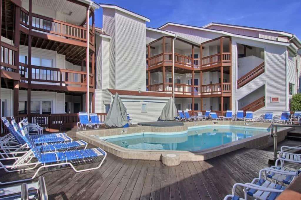 Beachside 216 With Pool Hot Tub And Private Deck Overlooking East Bay Traverse City Exterior photo